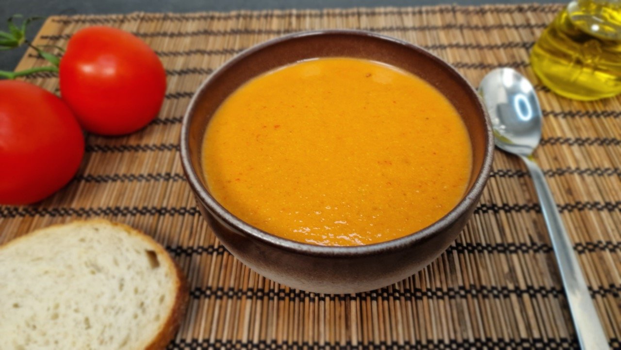 Authentischer andalusischer Gazpacho, servierfertig