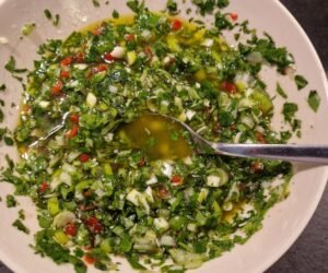 Schüssel mit frisch zubereitetem Chimichurri (Beitragsbild)