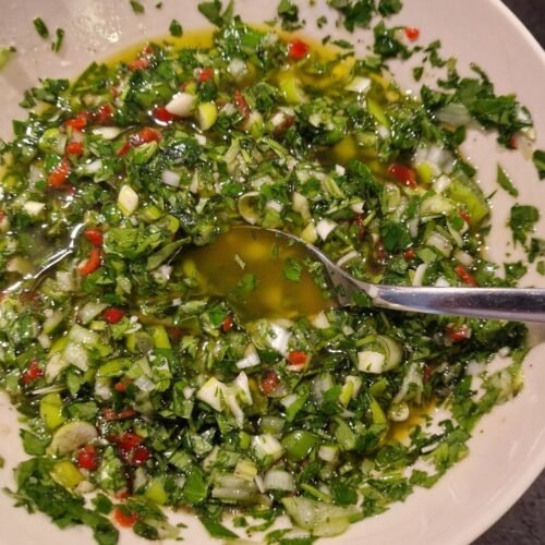 Schüssel mit frisch zubereitetem Chimichurri (Beitragsbild)