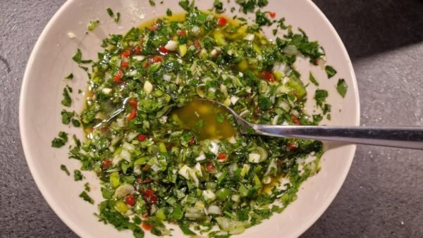 Schüssel mit frisch zubereitetem Chimichurri (Beitragsbild)