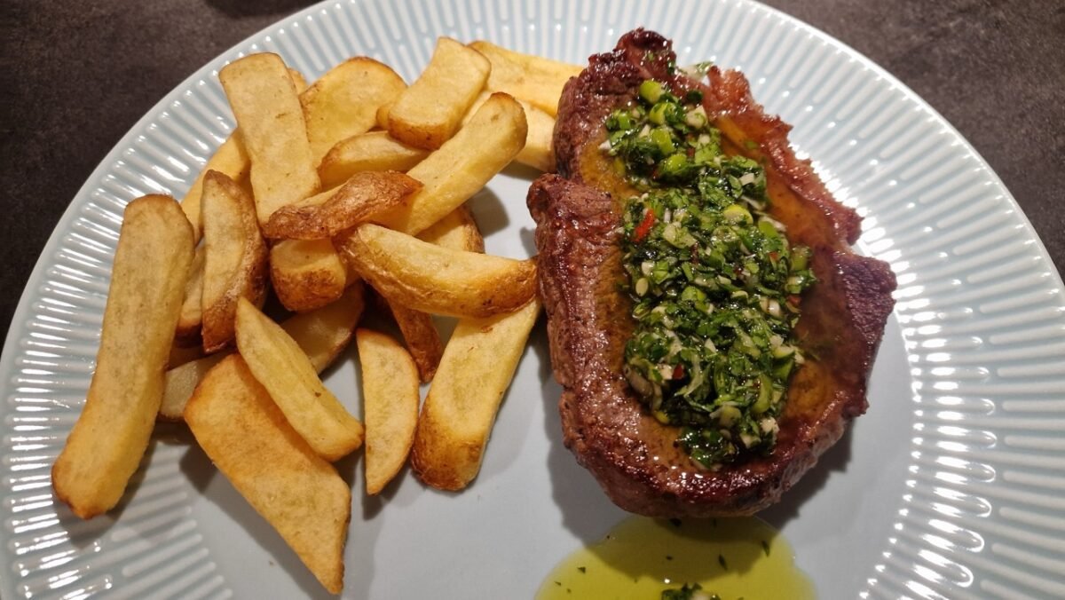 Chimichurri-Sauce auf einem Sirloin-Steak