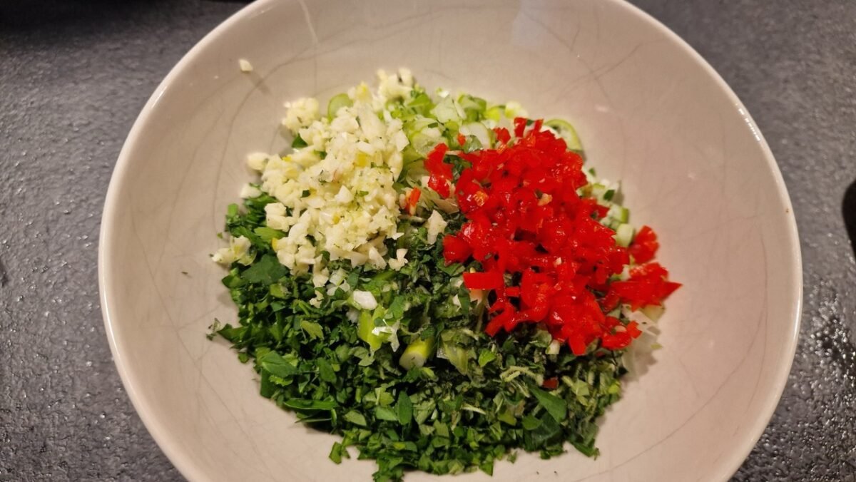 Fein gehackte Kräuter, Frühlingszwiebeln, Knoblauch und Chili für Chimichurri