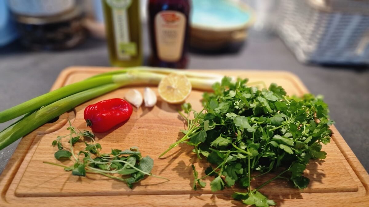 Petersilie, Frühlingszwiebeln, Oregano, Chili, Knoblauch, Olivenöl, Zitrone und Essig für Chimichurri