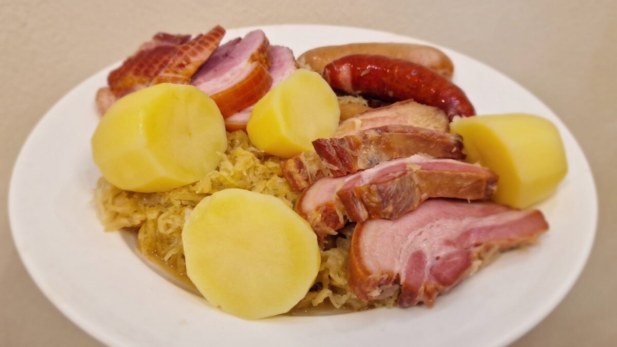 Choucroute garnie auf einer großen Servierplatte