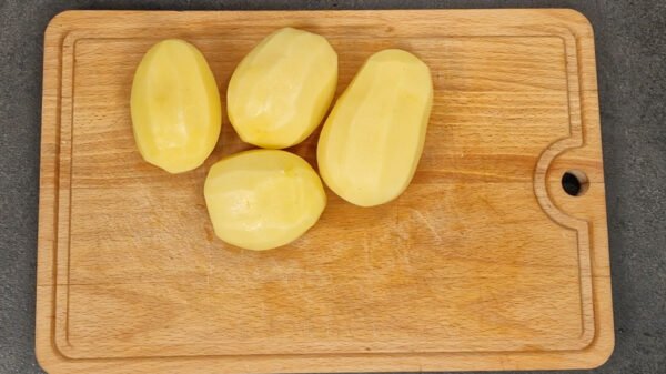 Geschälte ganze Kartoffeln vor dem Kochen