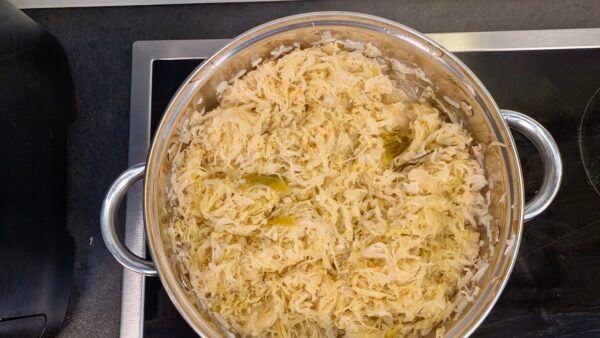Sauerkraut für Choucroute garnie köcheln lassen