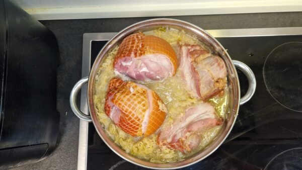 Räucherfleisch mit dem Sauerkraut garen