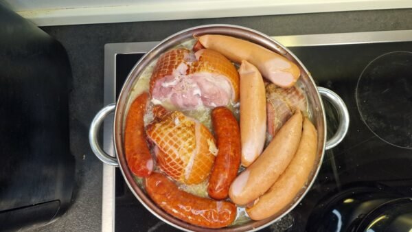 Würste und Frankfurter mit dem Sauerkraut garen