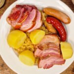 Choucroute garnie mit Sauerkraut, Räucherfleisch, Würsten und Kartoffeln