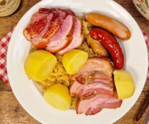 Choucroute garnie mit Sauerkraut, Räucherfleisch, Würsten und Kartoffeln