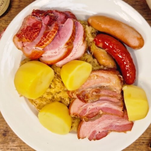 Choucroute garnie mit Sauerkraut, Räucherfleisch, Würsten und Kartoffeln