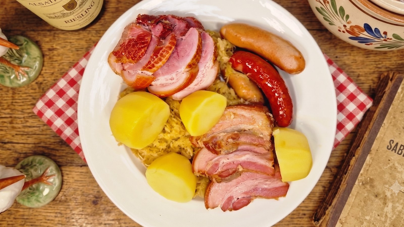 Choucroute garnie mit Sauerkraut, Räucherfleisch, Würsten und Kartoffeln