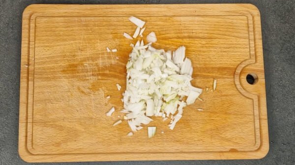 Zwiebel für das Rezept fein hacken