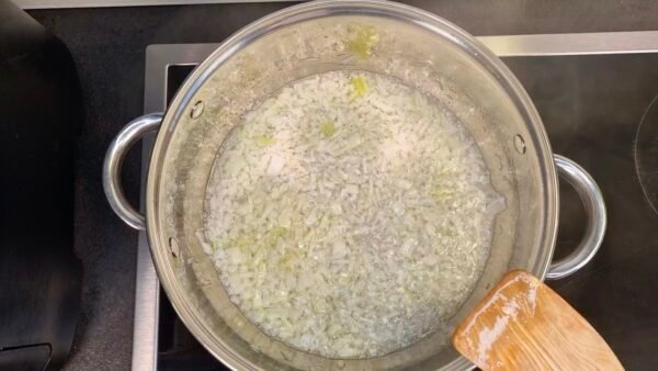 Zwiebel in ausgelassenem Fett andünsten