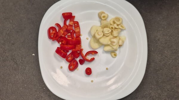 Geschnittene Chilischote und Knoblauch für Gambas pil pil
