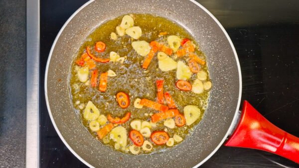 Knoblauch und Chili garen in Olivenöl