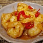 Gambas pil pil mit Garnelen in Knoblauch-Paprika-Öl aus der Nähe