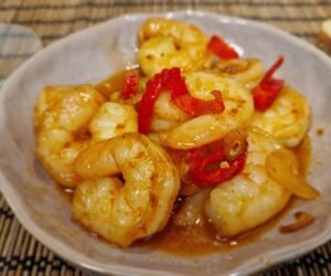 Gambas pil pil mit Garnelen in Knoblauch-Paprika-Öl aus der Nähe