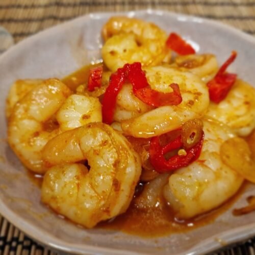 Gambas pil pil mit Garnelen in Knoblauch-Paprika-Öl aus der Nähe