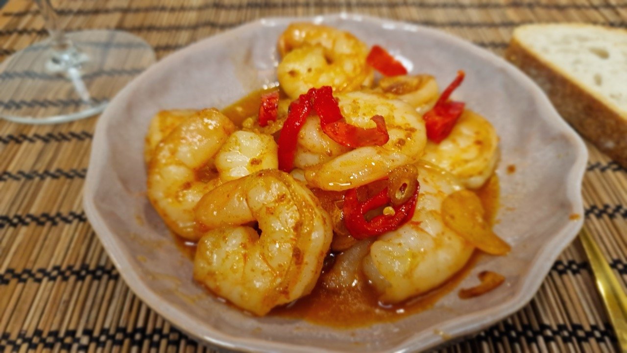 Gambas pil pil mit Garnelen in Knoblauch-Paprika-Öl aus der Nähe