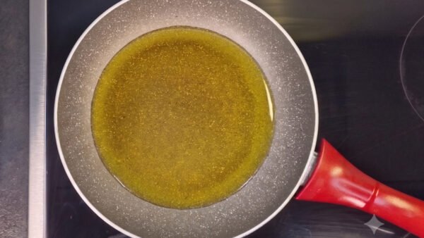 Natives Olivenöl extra wird in einer Pfanne erhitzt