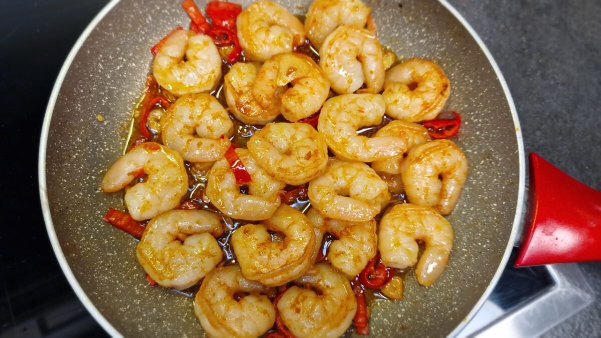 Gambas pil pil von oben in einer Pfanne