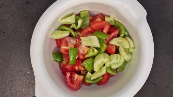Gemüse, Essig und Olivenöl zum Pürieren für Gazpacho