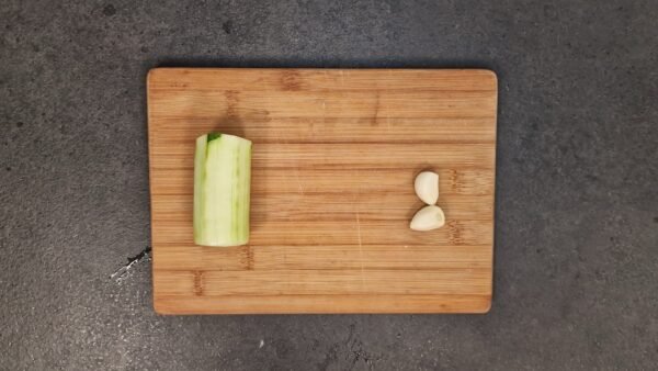 Geschälte Salatgurke und Knoblauch für Gazpacho