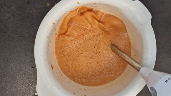 Gazpacho-Zutaten werden glatt püriert