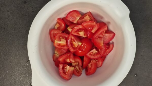 Stücke reifer Tomaten auf dem eingeweichten Brot