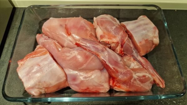 In Stücke zerlegtes Kaninchen für Stuffat tal-fenek