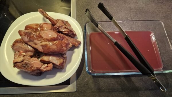 Kaninchenstücke aus der Marinade nehmen