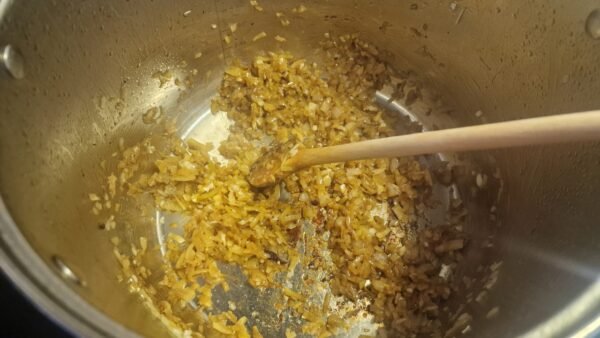 Zwiebeln und Knoblauch für den Kanincheneintopf dünsten
