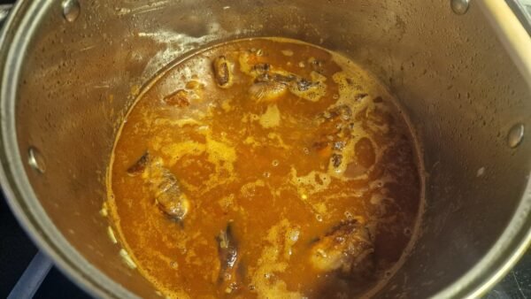 Kaninchen in der Sauce mit Rotweinmarinade
