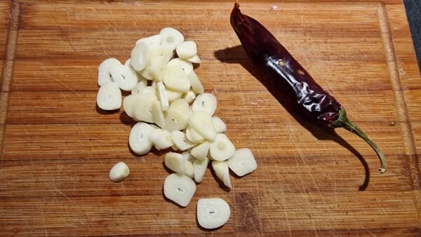 Vorbereiteter Knoblauch und Chili für Bacalao al pil pil