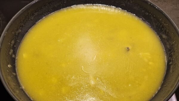 Fertige cremige, seidige Pil-pil-Sauce