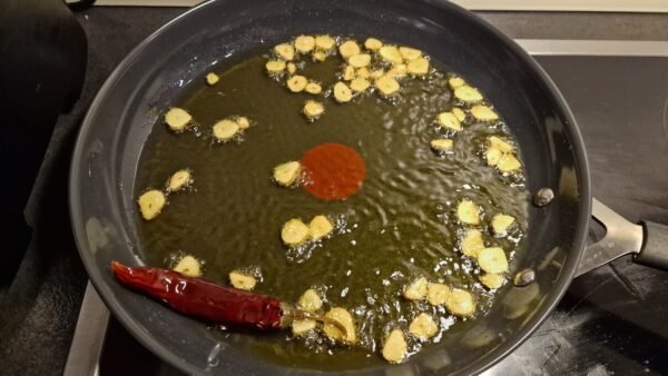 Knoblauch und Chili werden in Olivenöl gebraten