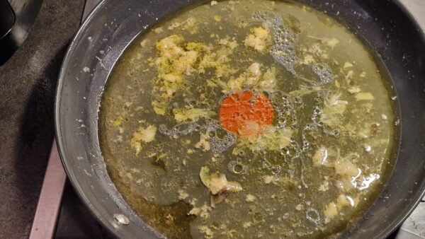 Erster Schritt bei der Zubereitung der Pil-pil-Sauce