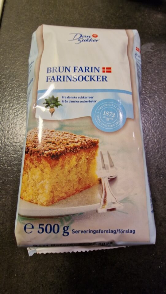 Packung brauner Zucker brun farin mit Drømmekage fra Brovst auf der Verpackung