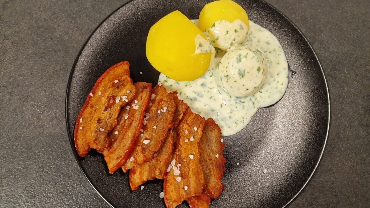 Dänischer Schweinebauch mit Petersiliensauce und Kartoffeln – Stegt flæsk med persillesovs