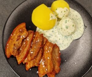 Dänischer Schweinebauch mit Petersiliensauce und Kartoffeln – Stegt flæsk med persillesovs