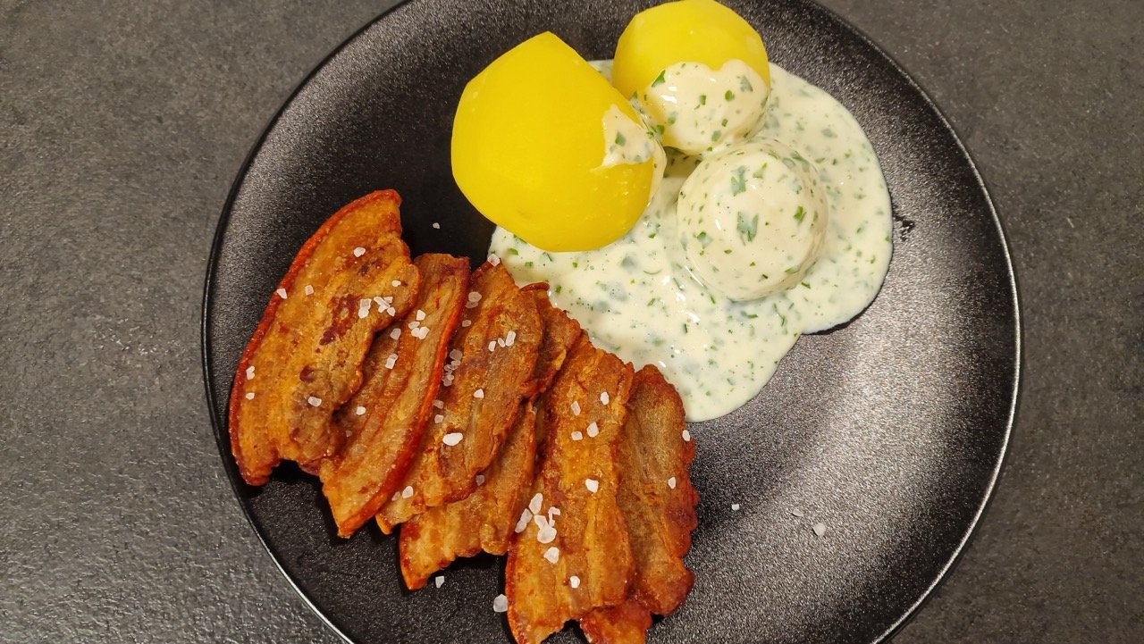 Dänischer Schweinebauch mit Petersiliensauce und Kartoffeln – Stegt flæsk med persillesovs