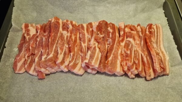 Rohe Schweinebauchscheiben in der Bratform