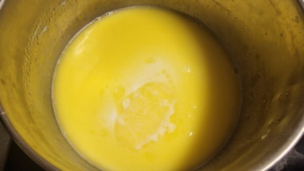 Milch und Butter werden in einem Topf erwärmt