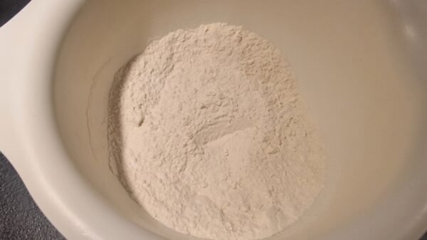 Mehl und Backpulver in einer Schüssel vermischt