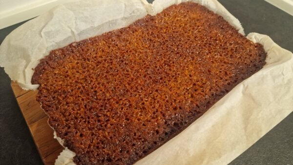 Dänischer Traumkuchen mit gebräuntem Kokosbelag nach dem letzten Backen