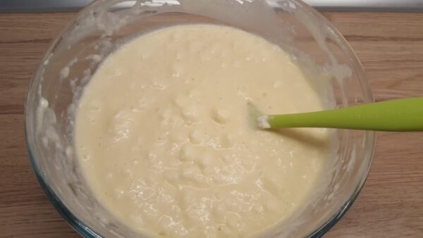 Eischnee wird unter den Waffelteig gehoben