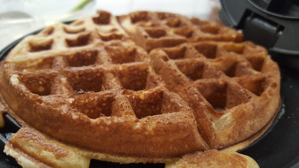 Fertig gebackene Waffel mit Puderzucker
