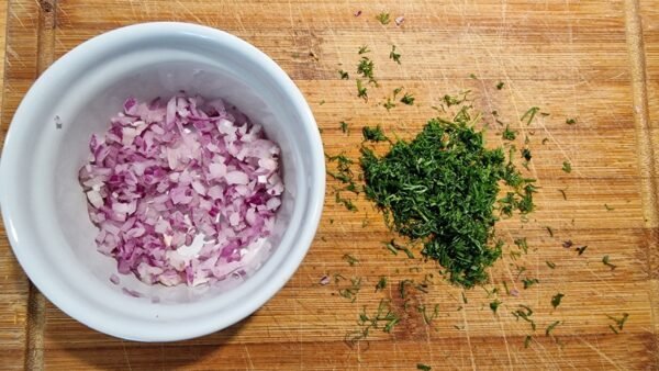 Fein gehackte rote Zwiebel und Dill