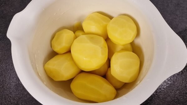 Ganze, geschälte Kartoffeln